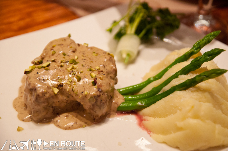 Filetto ai pistacchi(Pan-grilled angus loin on moist crostini with creamy pistachio gravy)